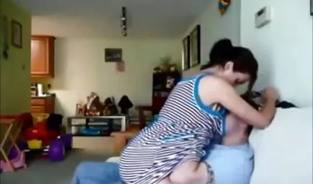 فتاة صغيرة جدا مع كبيرة فلم رومانسي سكس الثدي.