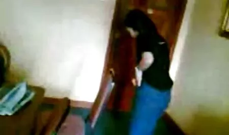 أحمر جميل في حوض السباحة وتشبث صديقها. فلم جنس قصير