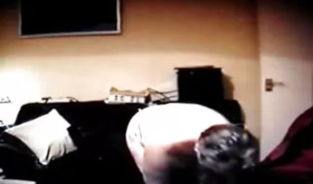 يوافق وكيل عقاري فلم جنس عربي على مشاهدة عيد الميلاد مع أحد العملاء بمناسبة عيد الميلاد.