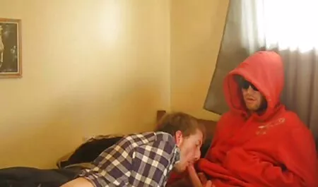 شقراء قابلت فيلم جنس رومانسي زوجها في الحمام مع كس.