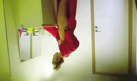 أطلقت أمي فلم جنسي رومنسي زوجها من العمل ورأيت بطة مع رجل.