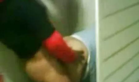 دعت تينا كاي فلم جنس سويدي صديقها إلى شريط الشاي وأعطته الحمار.