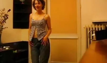 عظيم ، فلم جنس اسرائيلي الرجل مع اثنين من الفاسقات الكمال على الأريكة.