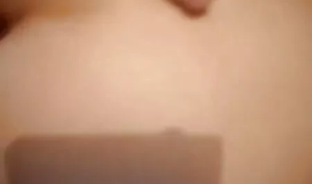 رجل في المطبخ هناك اثنين من المفضلة فلم الجنس العاهرات.