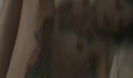امرأة شابة جميلة ، فلم جنس مصرى الرجل مستلقيا على السرير ممزقة.