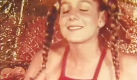 آسر مدرب في فلم جنس عراقي منتصف المكتب على الطاولة.