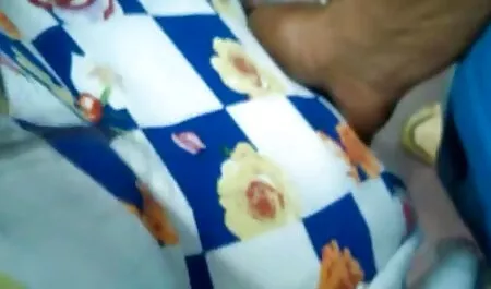 شقراء لديها ضيق الشرج لوقف في مجمع المتحف. فلم جنس امريكي