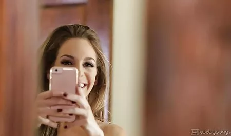 فتاة صغيرة تمتص الديوك في سرير افلام سكس ساعه مترجم رجل.