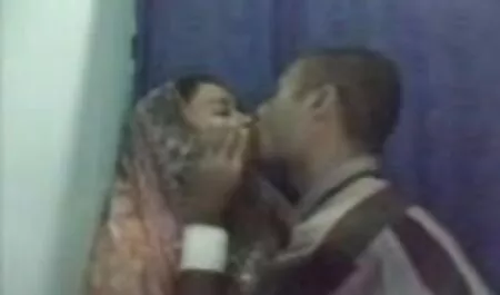 عادت إلى البيت سيرا على الأقدام وهناك بطة في الغرفة. فلم هندي جنس