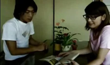 الجيران من اللحية مع ذيل كبير ومجعد تبدو لاتينا. فلم جنس رومنسي