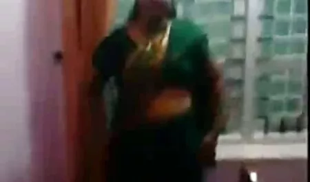التفكير طبيب الأسنان والحفاظ فلم جنس عربي على المريض في أجهزة الفم.