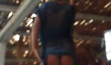 جلست على وجه فلم اجنبي عن الجنس زوجها ثم الفتيات تجعل منه بجد