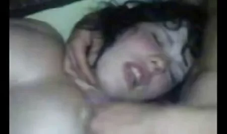 بعد هذه الرحلة ، الرجل الذي يمارس لحية فلم جنسي رومانسي فتاة روسية وتجديد وجهه.
