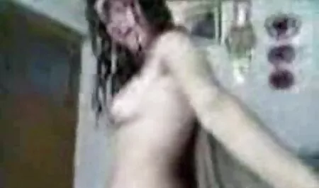 ابن صديقة لجلب أصدقائه إلى التدليك. فيلم رعب وجنس