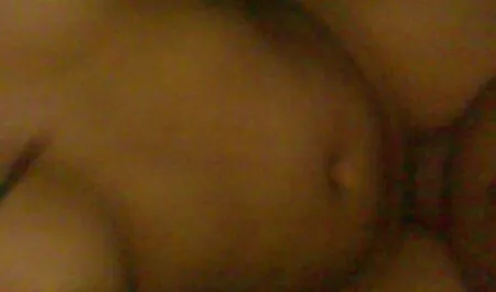 قام شخص بجانب حمام السباحة بتسليم افلام سكس طويل مترجم عميل أصلع غني.
