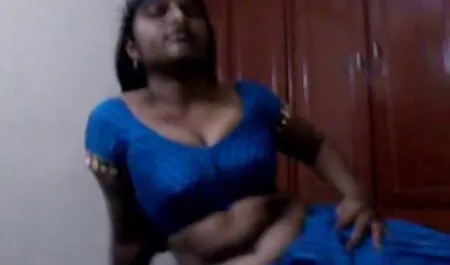 هذا الرجل لعبت لإلقاء نظرة في مرآب لفتاة جميلة. فيلم جنس روسي